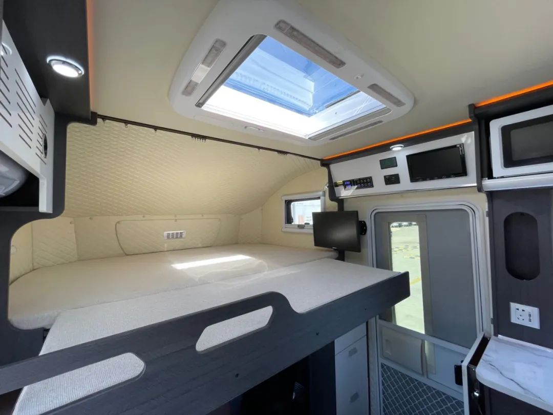 爱旅途t70四驱皮卡房车后横床,爱旅途房车t90和t70底盘有什么区别