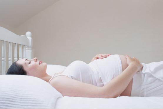 孕晚期孕妇平躺睡宝宝会缺氧吗,孕晚期翻身太快会影响宝宝吗