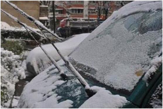 挡风玻璃结冰霜怎么办快速去除,冬天汽车玻璃除冰小技巧