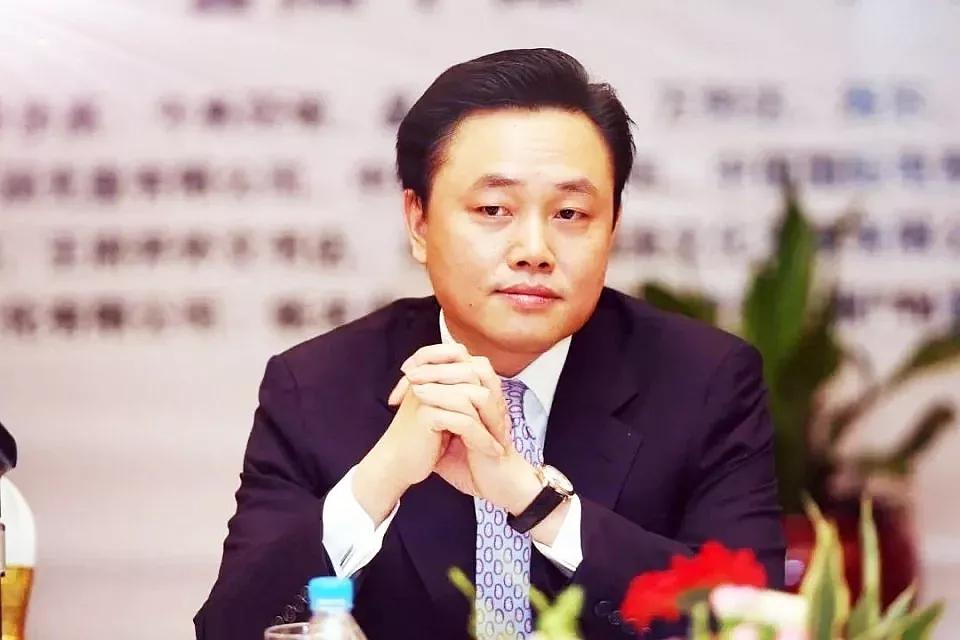 国美已经挥师,苏宁断臂卖股,剑拔弩张下谁更有戏?