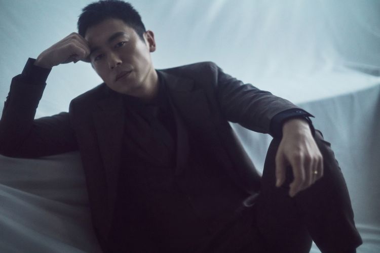 朱亚文西装帅气最新照,朱亚文全黑造型尽显成熟雅致