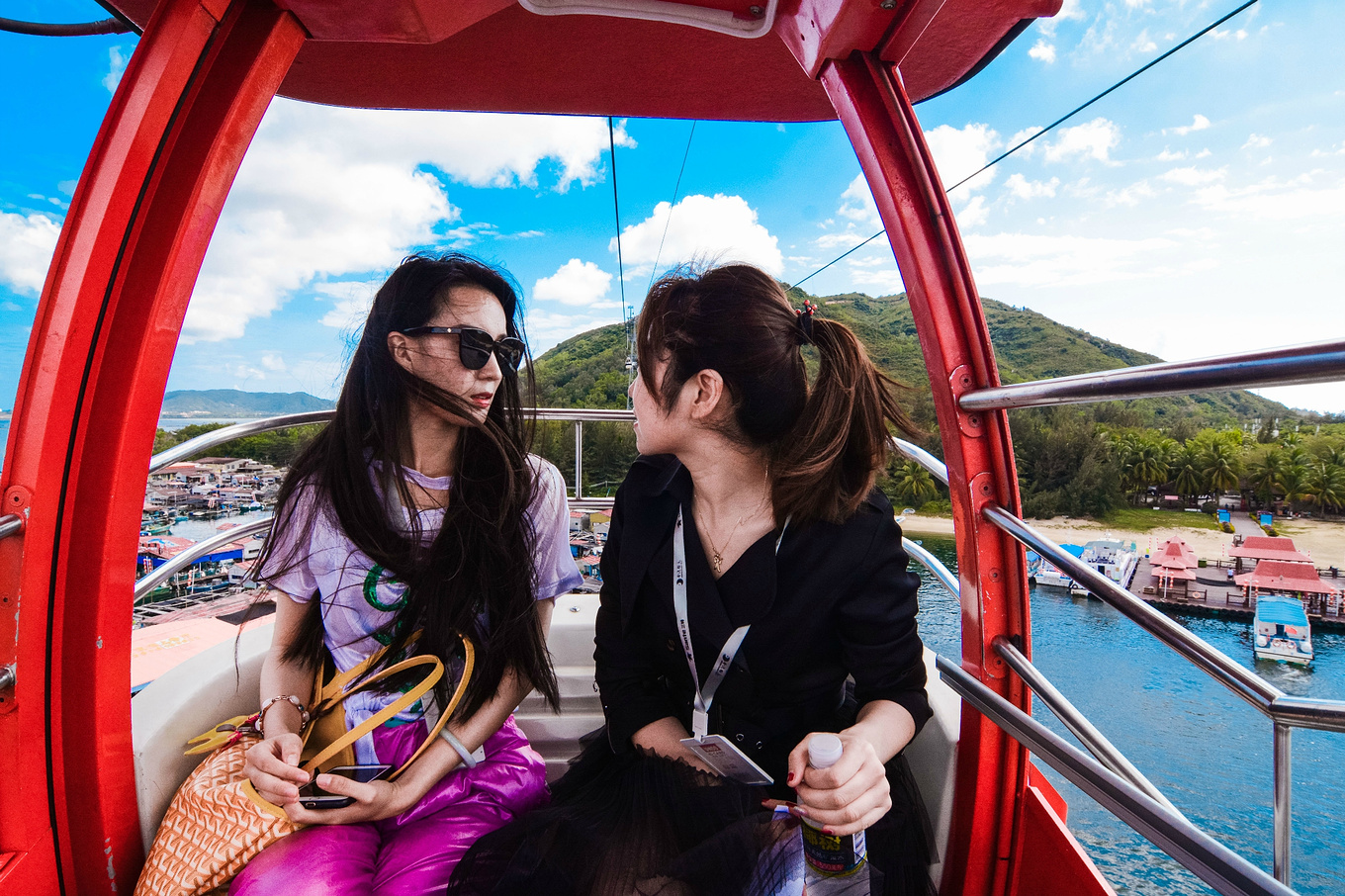 你在南方瑟瑟发抖，我在这里遛娃、看猴、赶海····