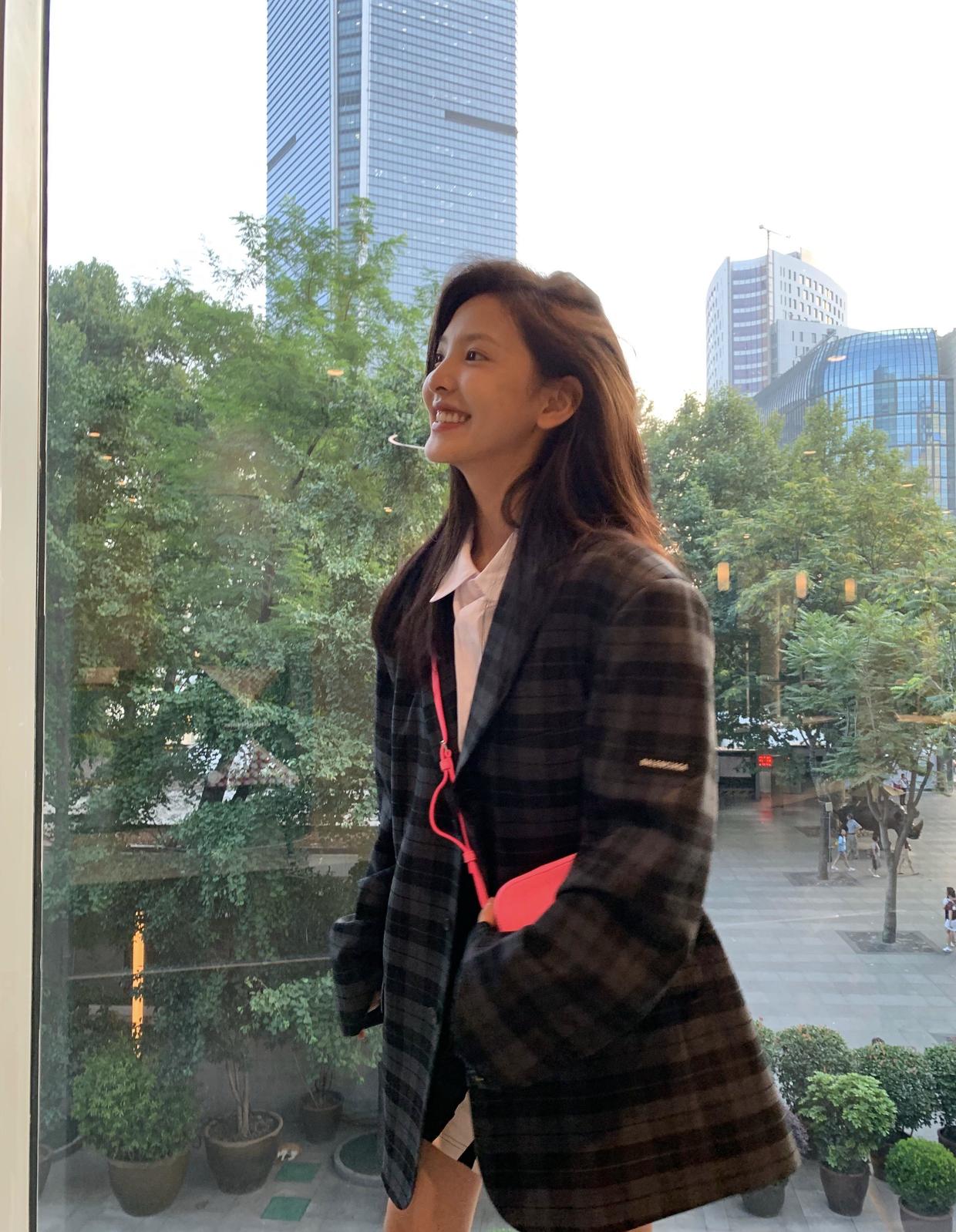 章若楠气质穿搭,章若楠卫衣叠穿衬衫