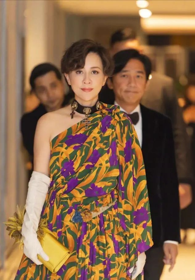 她是“第一经纪人”,曾捧红80多位明星大腕,却捧不红自己儿子