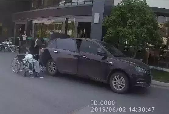 代买水果刀，还要保密？外卖小哥接到订单，越想越不对劲……