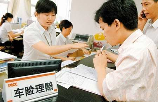 前挡风玻璃裂了怎么保险才赔,挡风玻璃裂了保险赔能连同膜赔吗