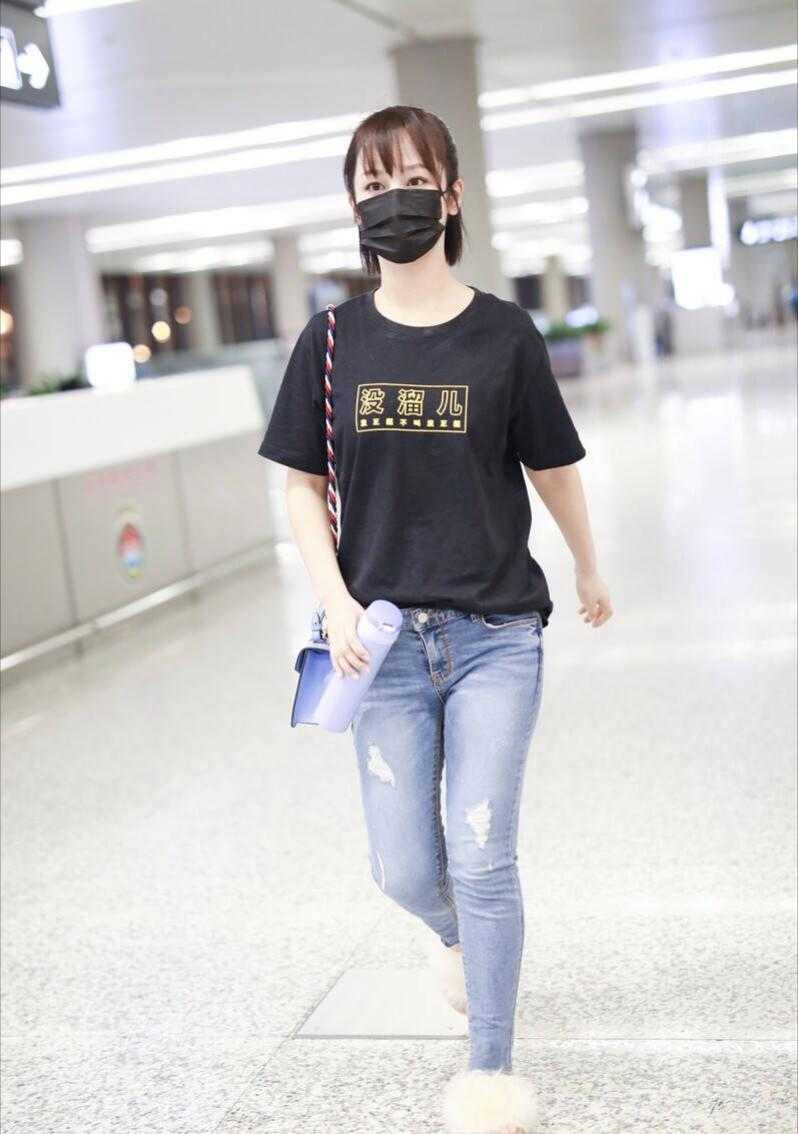 杨紫机场造型又翻车，简单穿黑T恤配紧身牛仔裤，显胖怕有10斤