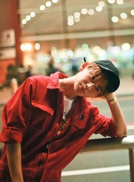 易烊千玺最新机场小脚裤,易烊千玺是不是最喜欢穿小脚裤