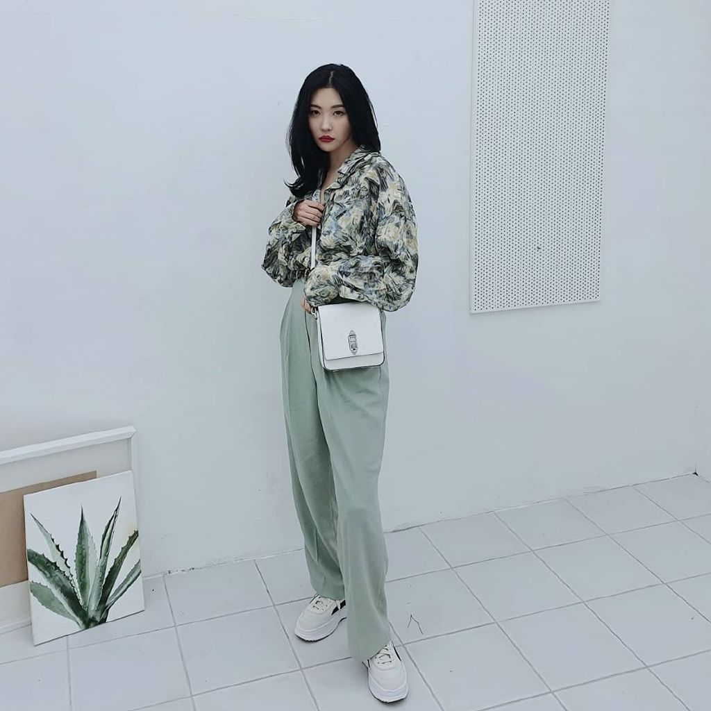 “南韩腿精”李宣美*服私**，白T超短裤加棒球外套，大长腿抢镜