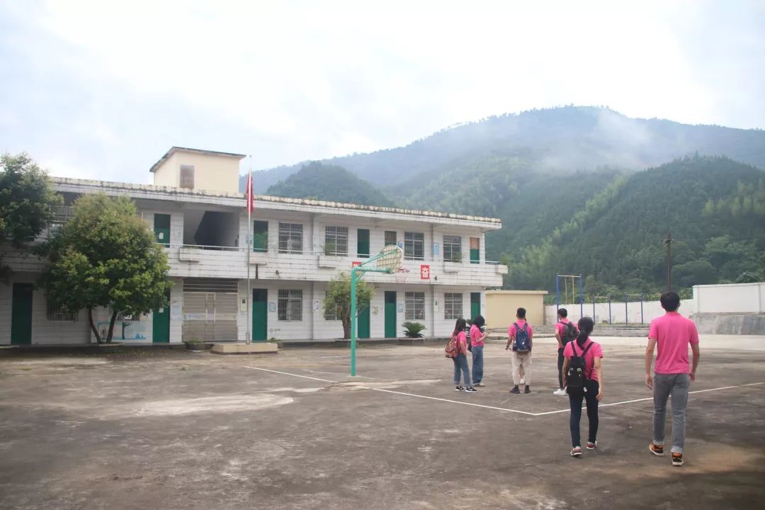 重岩叠嶂的峰峦,重岩叠嶂的山峰