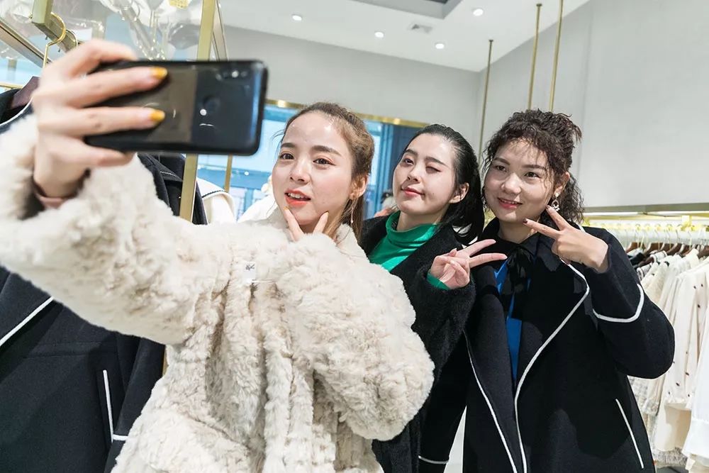 不能开口说话的女主播,直播间不说话的女人