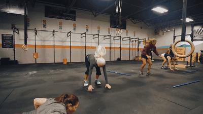 波比跳慢动作,一天50个波比跳和1000个开合跳