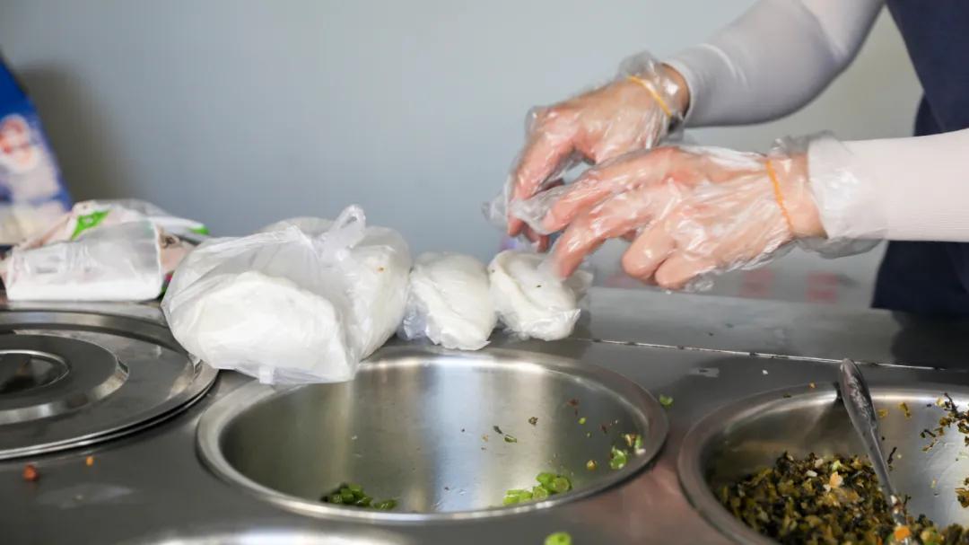 泉秀路上卖了17年的QQ米包,再不去吃就要失传了...