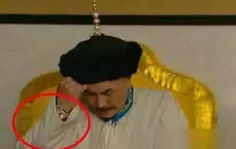 雍正被康熙秘密召见穿帮镜头,雍正穿帮镜头运动鞋