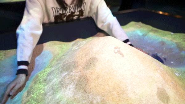 日夜不同科技感,春节潮玩创新方