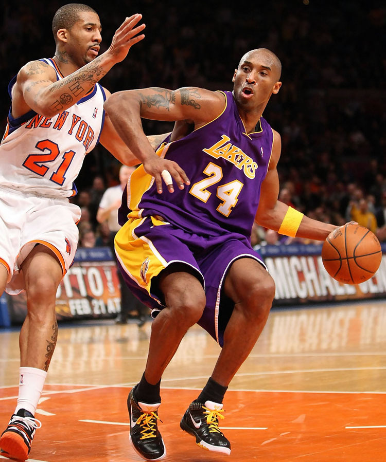 科比zk4季后赛上脚的照片,科比zk4紫金真假对比