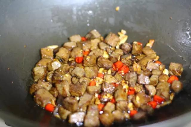 豇豆炒牛肉的做法窍门是什么,西红柿辣子豇豆炒牛肉家常做法