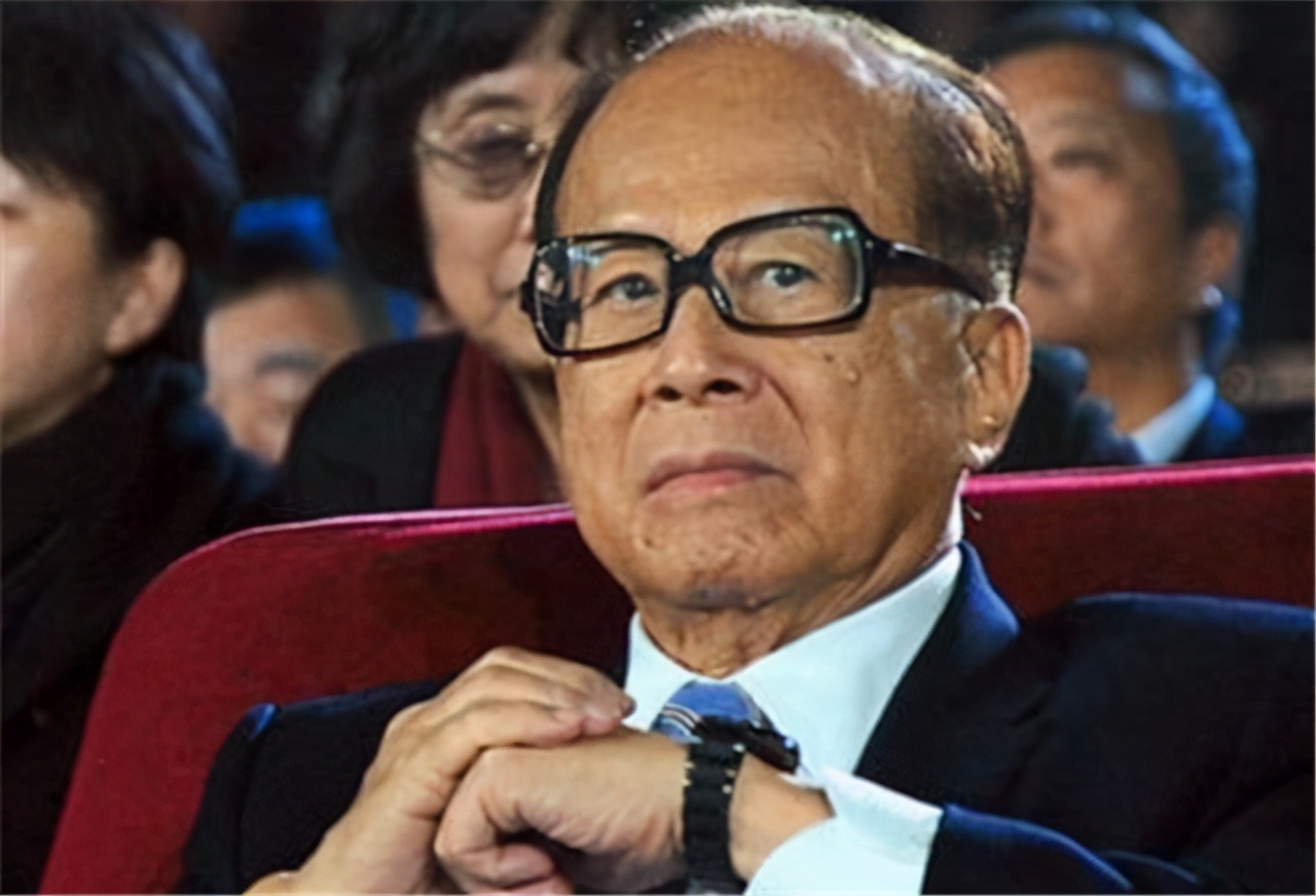 李嘉诚如何评价李光耀,李光耀对李嘉诚的评价