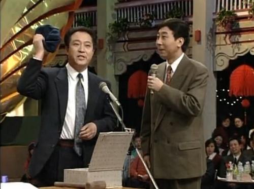 2000年春节联欢晚会牛群冯巩相声,牛群冯巩经典相声都是椅子惹的祸