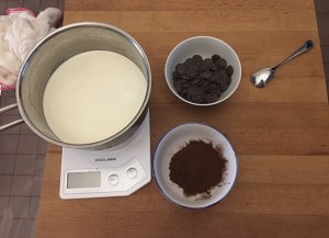 怎么制作浓稠的巧克力酱,自己做巧克力酱做法