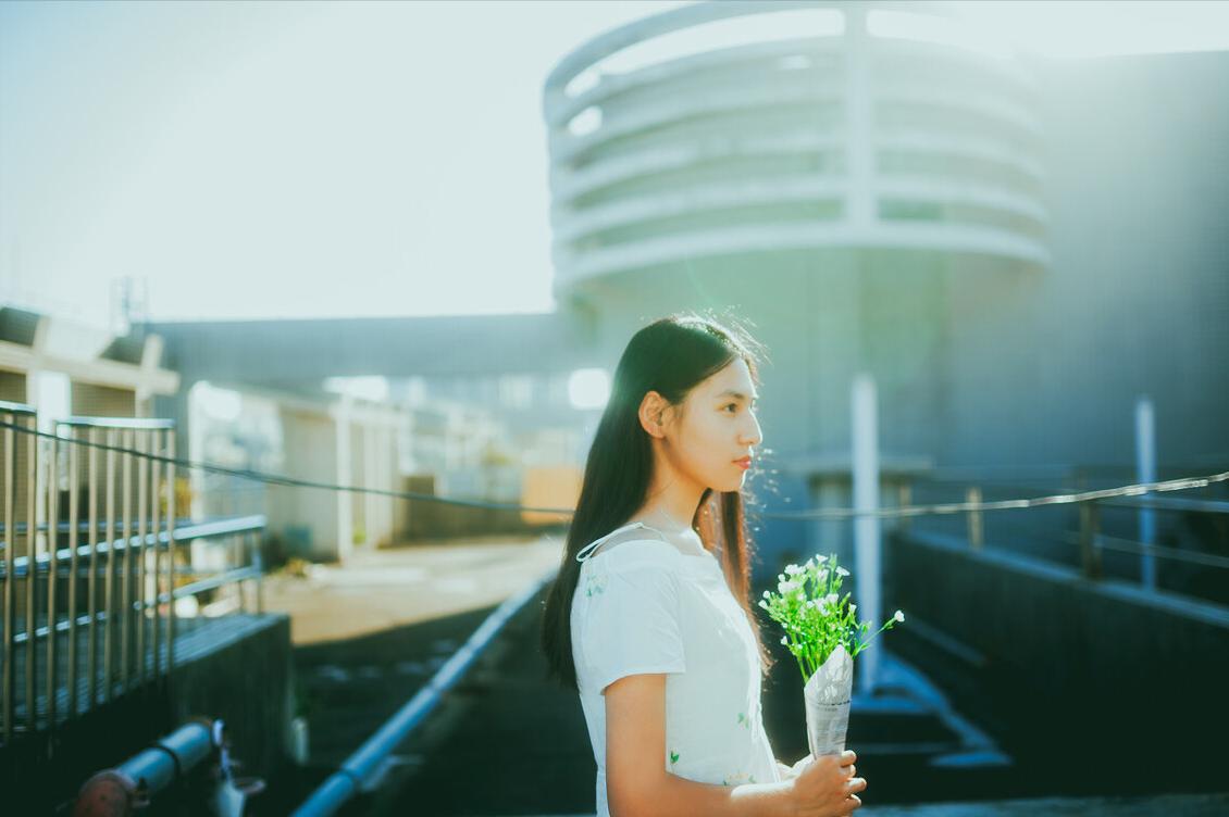 新生儿头发稀疏怎么变浓密,新生儿发量多预示长大发量多吗