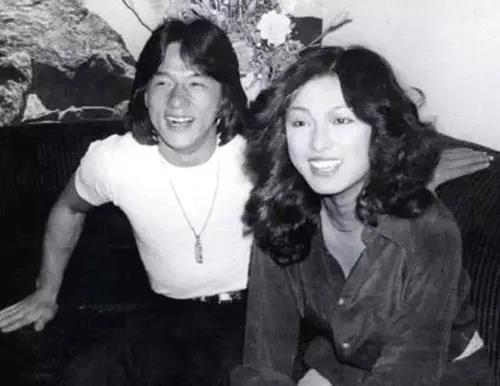 她是最俏黄蓉：被成龙狂追8年，遭劈腿不婚；恋爱26年、男友癌逝