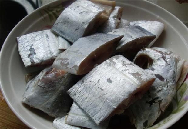 上海带鱼怎么煎不粘锅不破,干煎带鱼不粘锅的做法