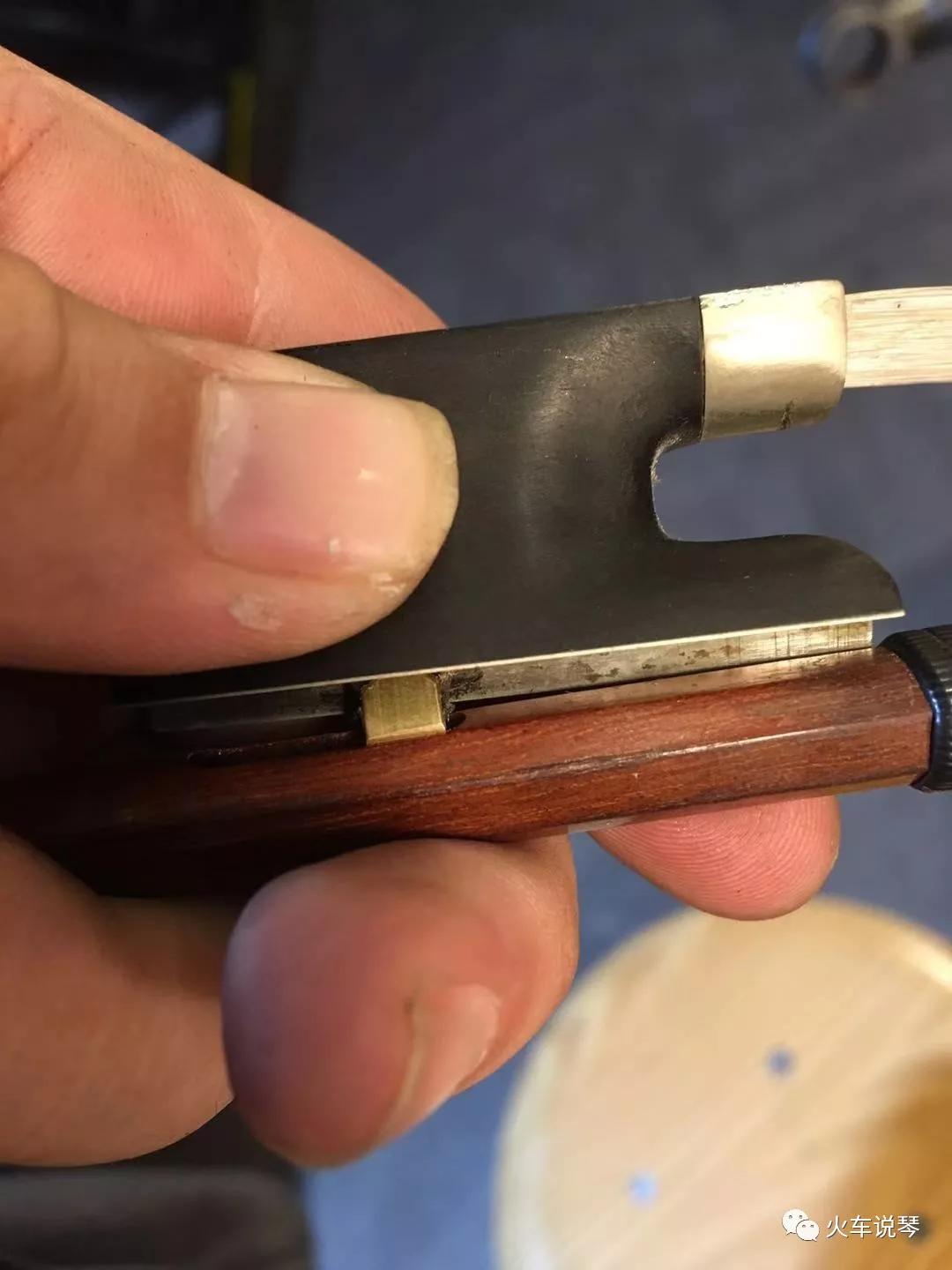 手把手带你学换刃,高档的小提琴弓毛用平了怎么换