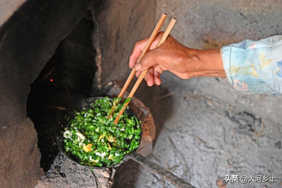 农村夫妻大锅做菜,农村大娘炒辣子鸡