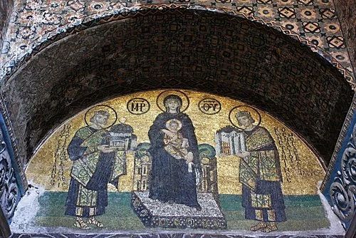 巴黎圣母院教堂叫什么名字,巴黎圣母院和潮州教堂对比