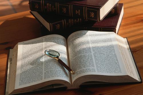 离婚案件精神损害赔偿判决书,离婚案中私生子法院如何认定