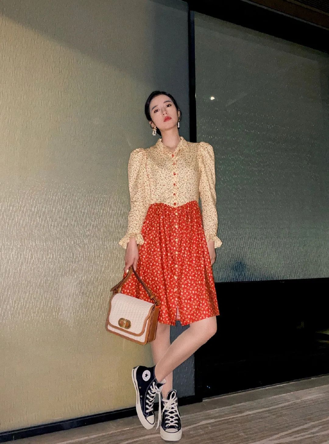 穿裙子要搭配什么鞋子才好看呢,红色上衣黑色裙子配什么鞋子好看