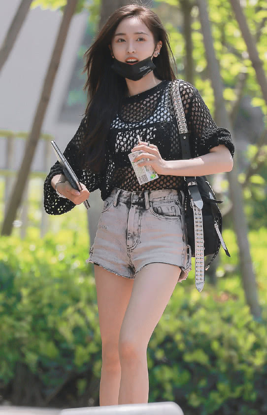 吴宣仪米色渔网裙写真,吴宣仪海边吊带连衣裙