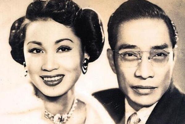 1988年，人大会议上*小平邓**正要抽烟，收到陌生纸条：请你不要吸烟