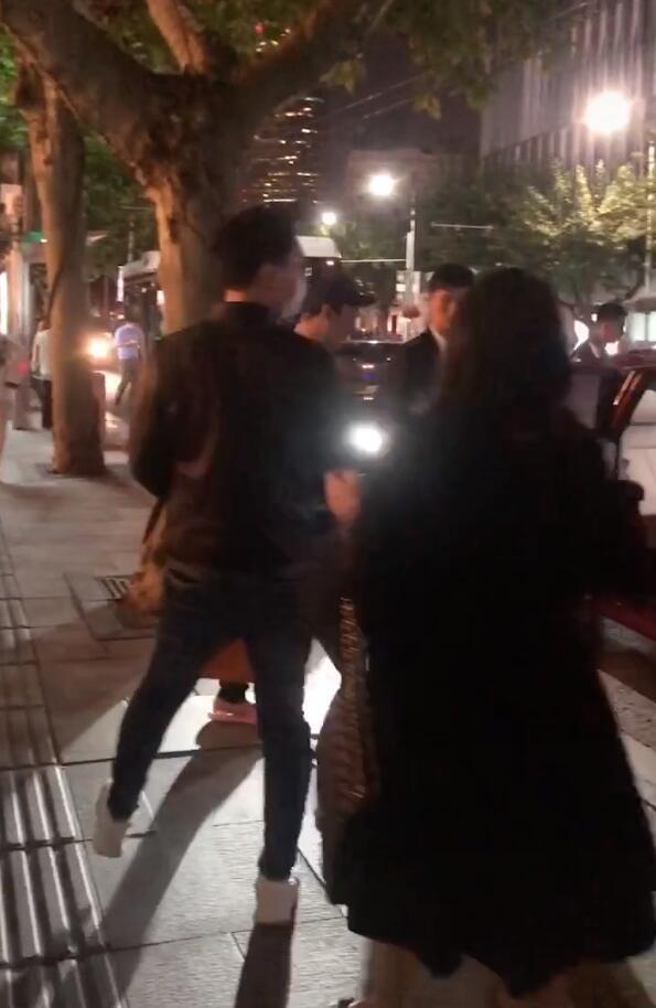 王思聪穿拖鞋进自家酒店,王思聪穿拖鞋短裤视频