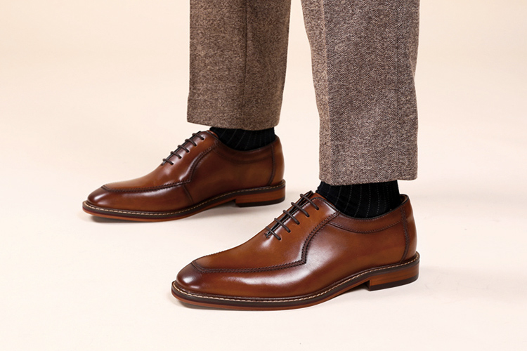 皮鞋是每个男人必备的单品,皮鞋是一个成熟男士的必备鞋