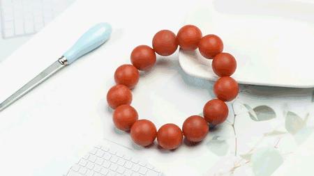 穿金戴银显富贵下一句,穿金显富贵戴玉保平安