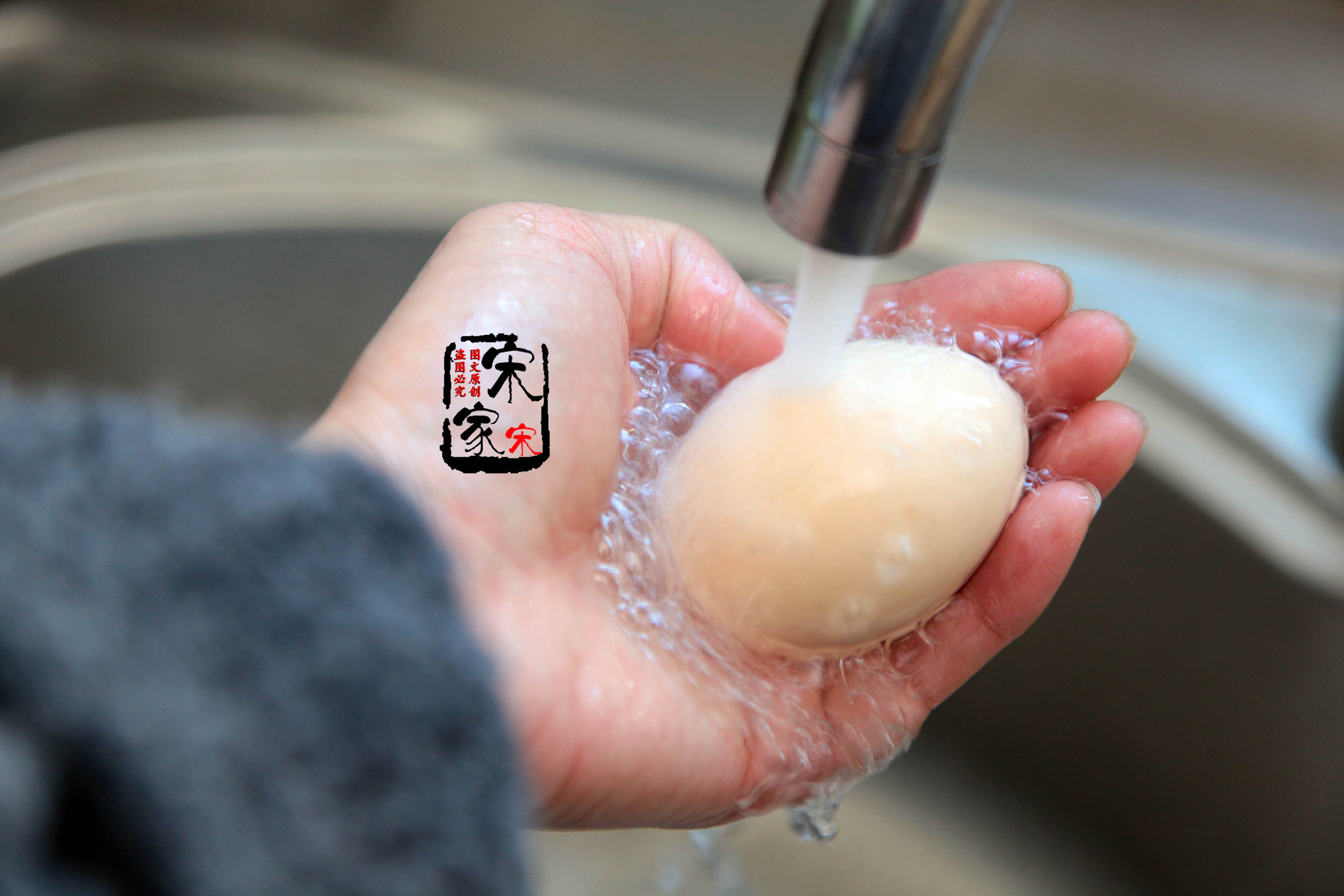 鸡蛋不要再用清水煮了,怎样煮鸡蛋才能让蛋壳更硬