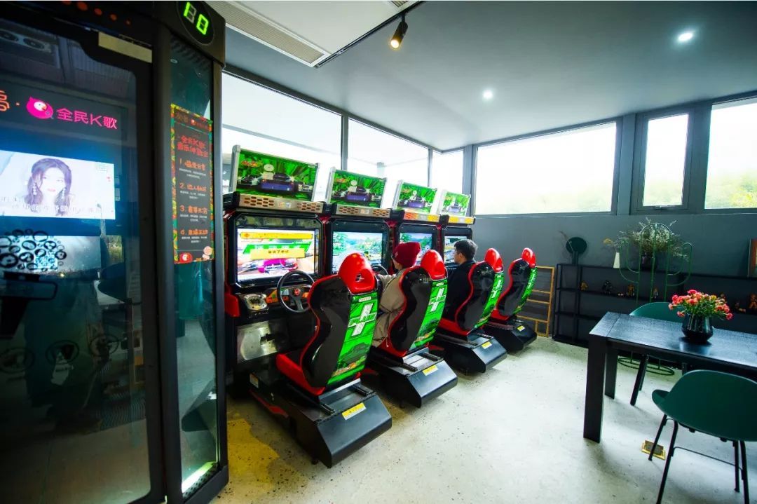 重回校园体验大学生,重回校园操场体验青春活力