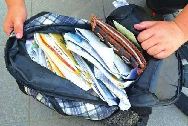 日本小学生的书包要装些什么,揭秘每个日本小学生的书包