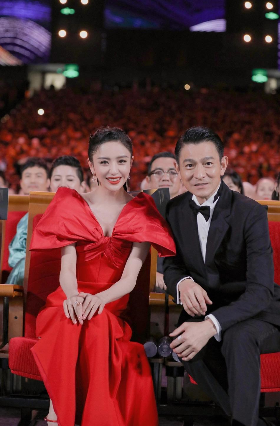 女儿生病住院了还在直播？牺牲家庭30余年，刘德华仍难挡事业心