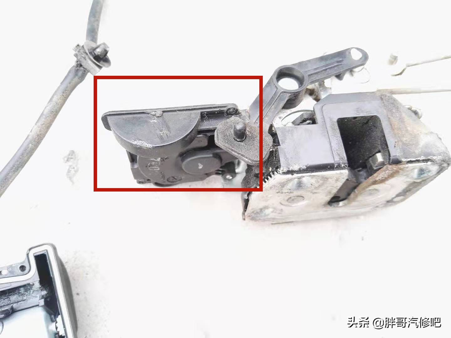 车后门闭锁器拆解维修,汽车闭锁器维修