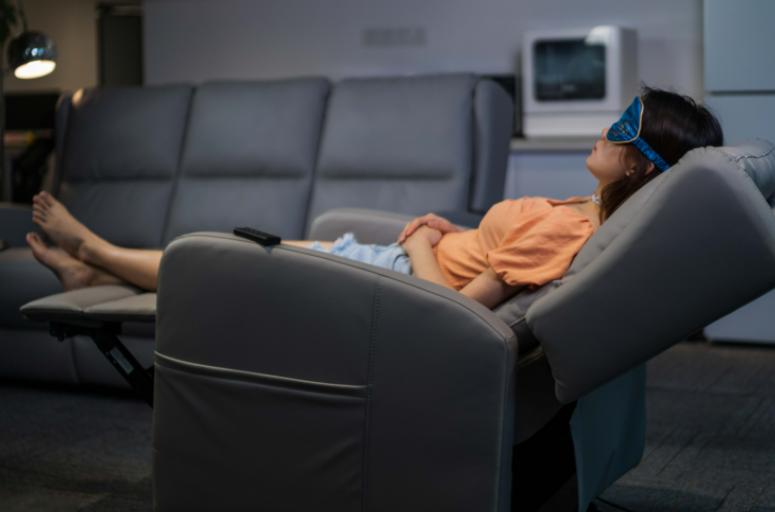 沙发选木质还是用布艺好,现在客厅还选红木沙发吗