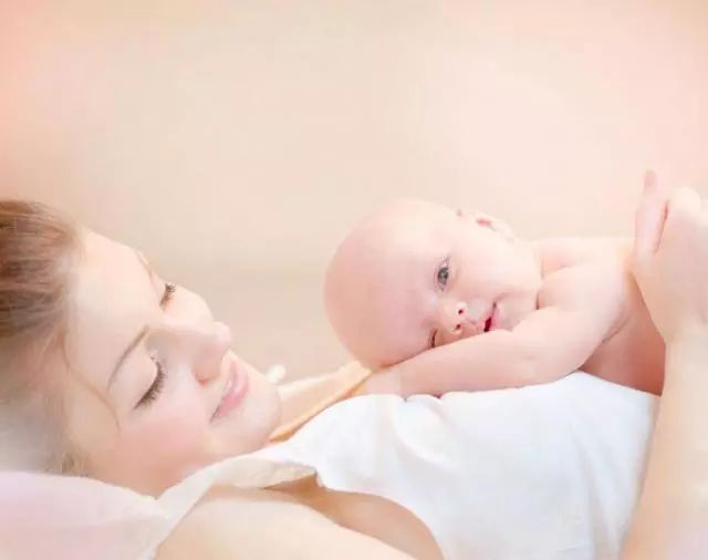 月子中心宝宝抓握能力训练,月子中心训练婴儿抬头