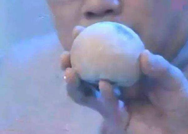 戴夜明珠鉴宝视频,大姐带块石头鉴宝说是夜明珠