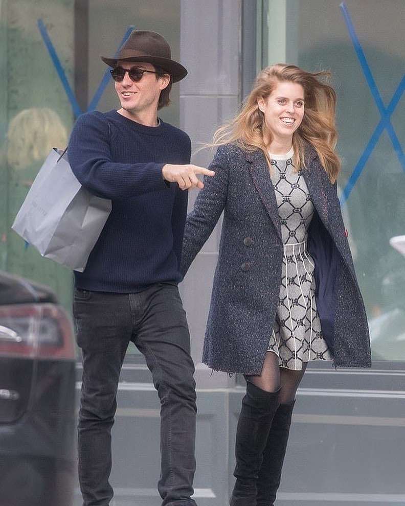 碧翠丝公主外出购物衣品见长，黑西装很有型，借百褶裙巧妙遮孕肚