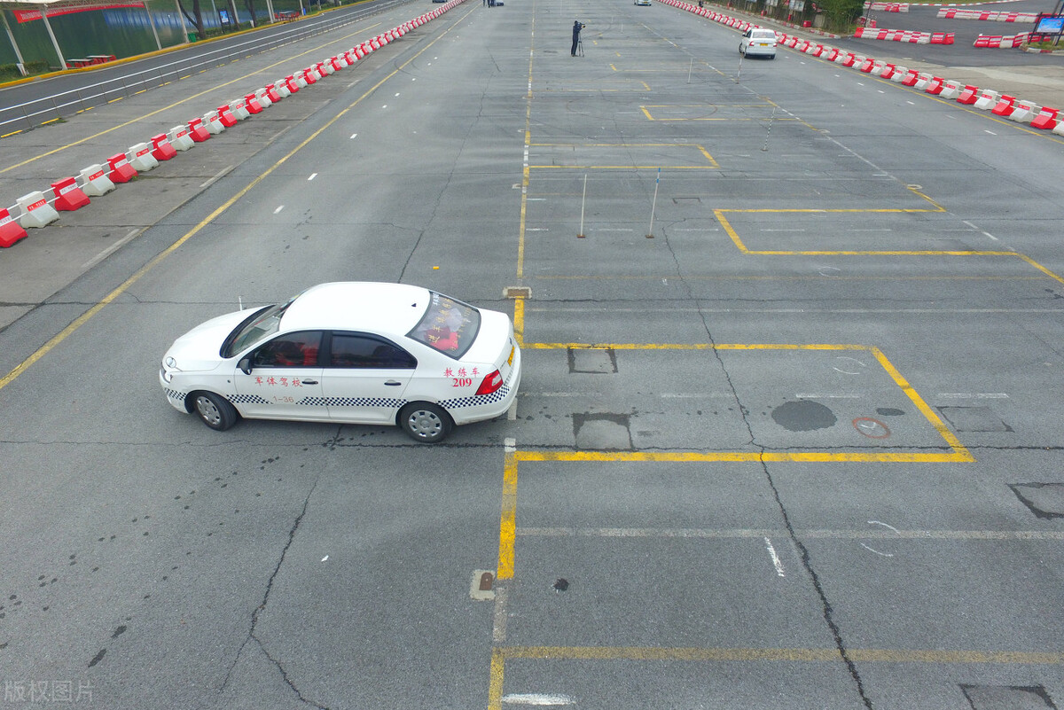 为什么倒车总摆不正车身,倒车车摆不正怎么办