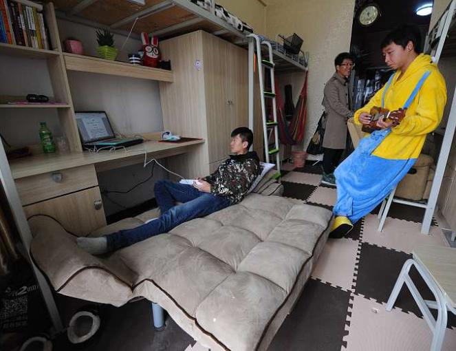 大学生为了逃课，网购“模特”替自己上课，已遭到全校通报处分