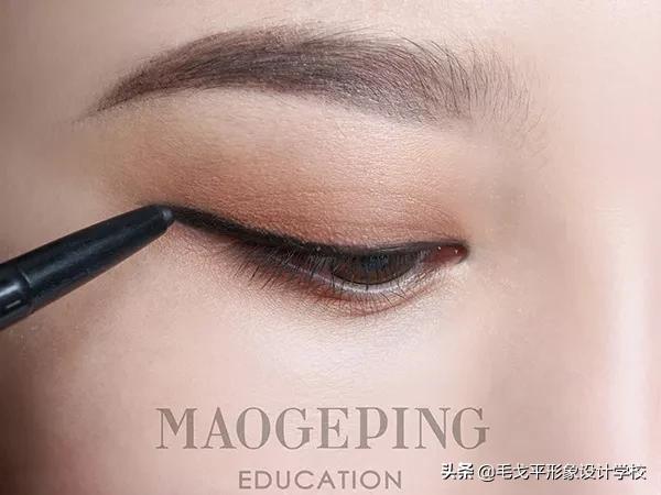 红色眼妆怎么画显大又干净,红色眼妆不画眼线