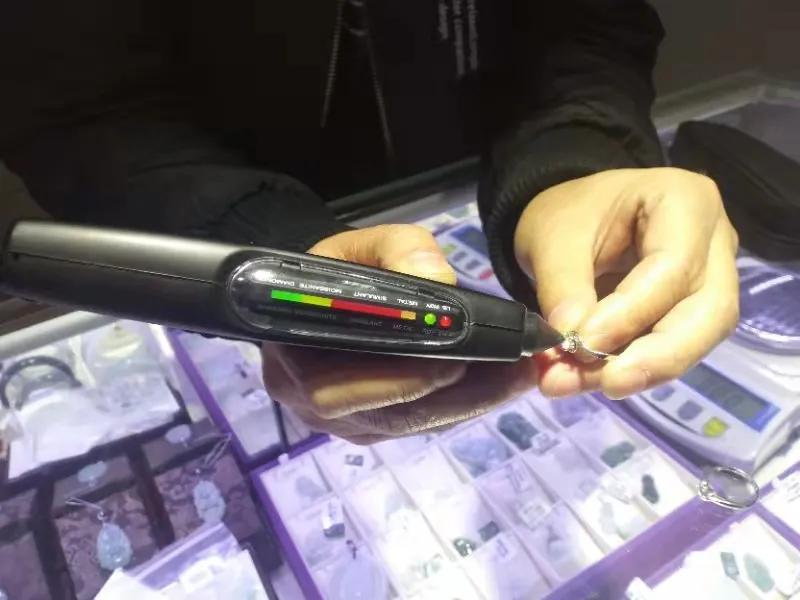 锆石钻石价目表,有没有几千块钱一克拉的锆石